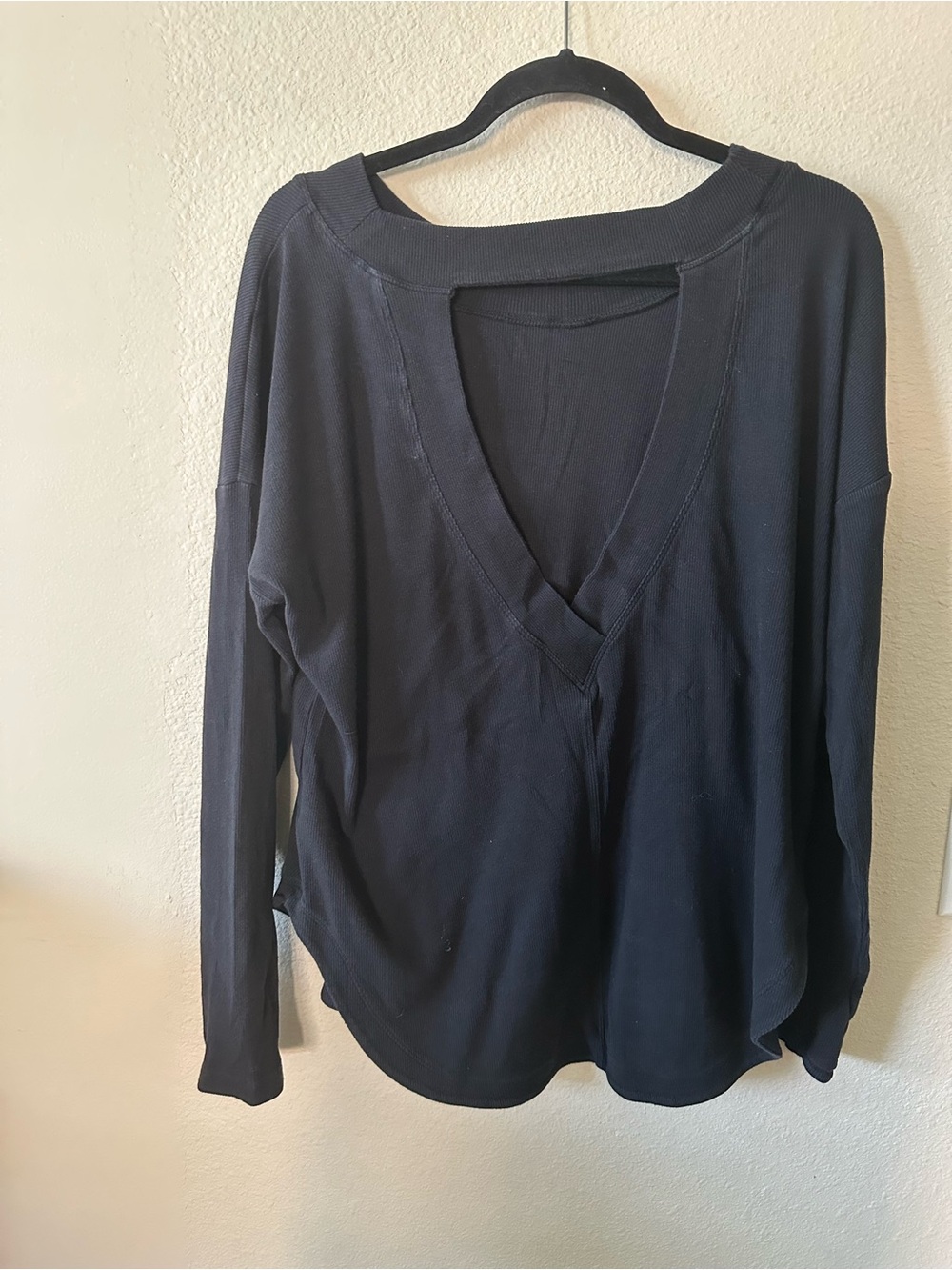 Athleta Women's Black V-Neck Long Sleeve Top size L/ NWOT 1428